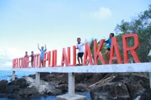 Read more about the article Melihat Batuan Tertua di Geopark Natuna di Geosite Pulau Akar