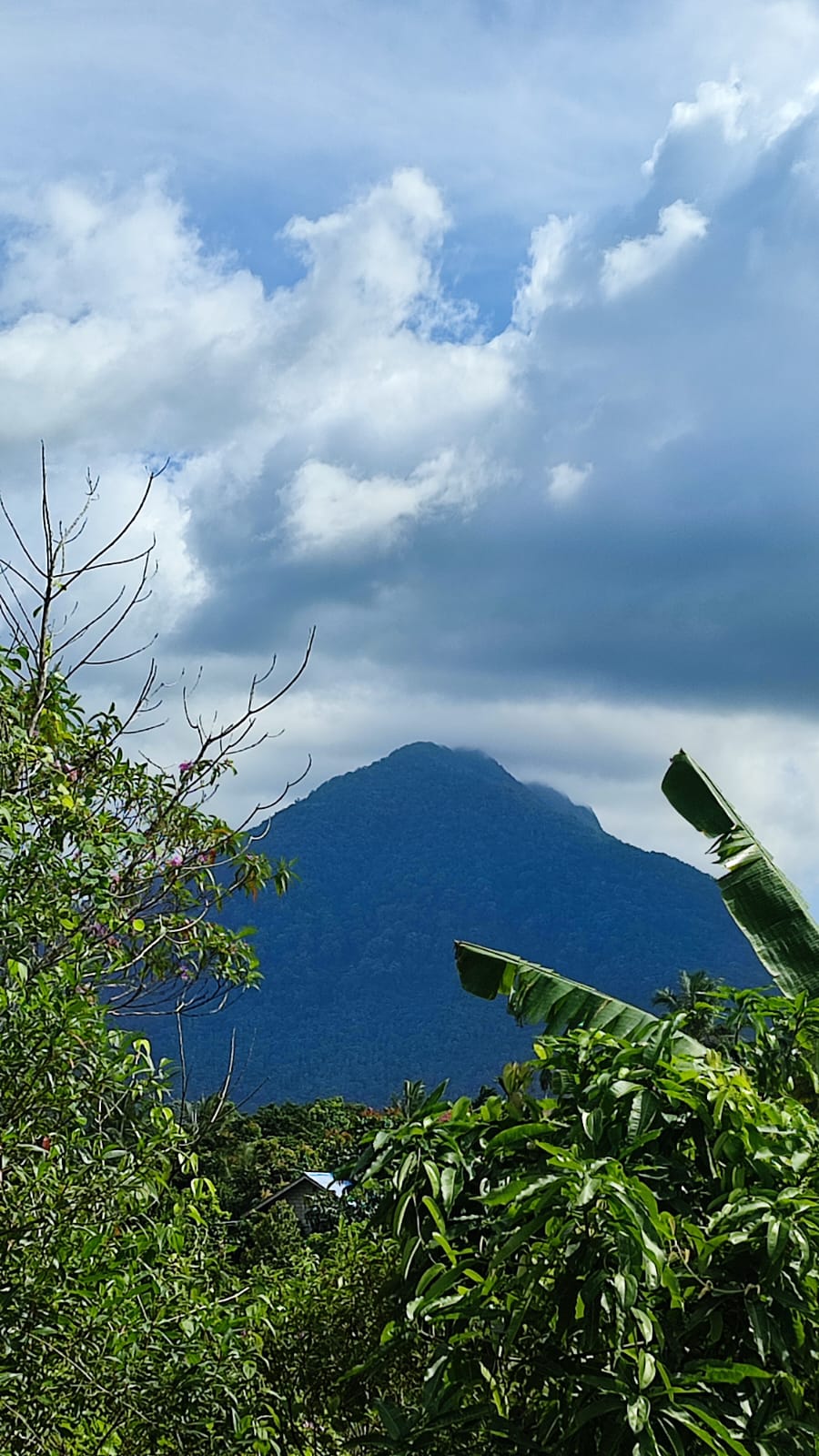 You are currently viewing Pesona “Batu Bersusun” di Puncak Gunung Ranai